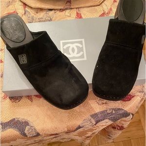 CHANEL VINTAGE AUTHENTIC BLACK SUEDE CLOGS. KARL LAGERFIELD